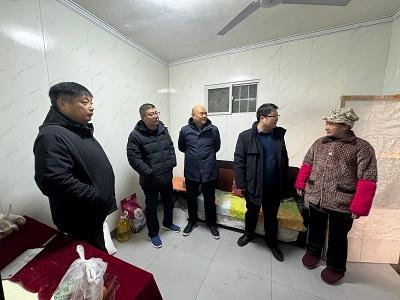 2025.01.15 曹宏磊、杨耀勤、张伟走访慰问困难群众、孤寡老人1_$1737886303045079307.jpg